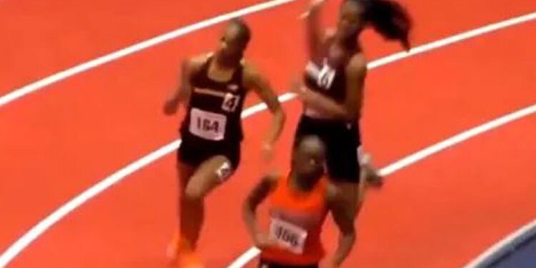 ATLETA GOLPEA A RIVAL CON EL TESTIGO Y ES DESCALIFICADA 1 ATLETA GOLPEA A RIVAL CON EL TESTIGO Y ES DESCALIFICADA