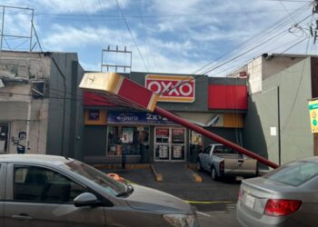 ¡AGUAS CON LOS VIENTOS! REPORTAN ÁRBOLES, ANUNCIOS Y POSTES CAÍDOS POR VENTARRÓN EN DIFERENTES PUNTOS.