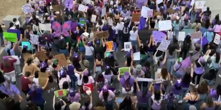 RETUMBA LA MACRO: 'VIVAS SE LAS LLEVARON, VIVAS LAS QUEREMOS'. 1 RETUMBA LA MACRO: ‘VIVAS SE LAS LLEVARON, VIVAS LAS QUEREMOS’.