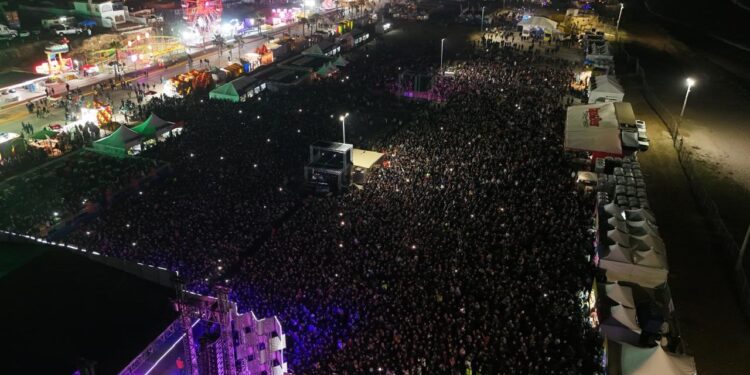 ÁNGELA AGUILAR Y CHRISTIAN NODAL, PROTAGONISTAS EN LA QUEMA DEL MAL HUMOR 1 ÁNGELA AGUILAR Y CHRISTIAN NODAL, PROTAGONISTAS EN LA QUEMA DEL MAL HUMOR
