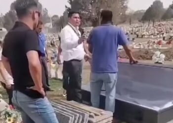 DENUNCIAN NEGLIGENCIA EN PANTEÓN; TRABAJADORES FALLAN Y CUERPO TERMINA FUERA DEL ATAÚD.