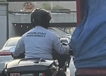 CAPTAN A TRÁNSITO REGIO RECIBIENDO ‘ALGO’ DE CHOFER DE TRANSPORTE DE CARGA MIENTRAS AMBOS CIRCULAN POR LEONES.