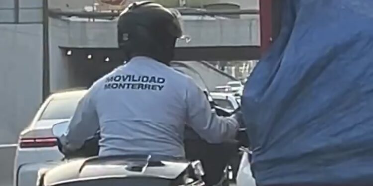 CAPTAN A TRÁNSITO REGIO RECIBIENDO ‘ALGO’ DE CHOFER DE TRANSPORTE DE CARGA MIENTRAS AMBOS CIRCULAN POR LEONES.