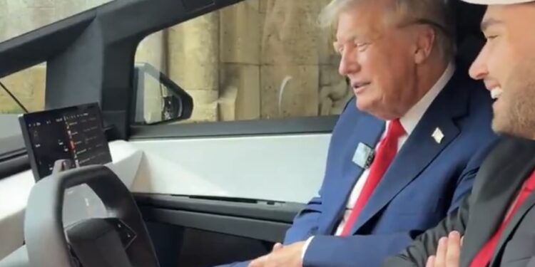 SE DESPLOMAN ACCIONES DE TESLA Y TRUMP ANUNCIA QUE COMPRARÁ UN AUTO PARA APOYAR A ELON MUSK