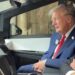 SE DESPLOMAN ACCIONES DE TESLA Y TRUMP ANUNCIA QUE COMPRARÁ UN AUTO PARA APOYAR A ELON MUSK 7 SE DESPLOMAN ACCIONES DE TESLA Y TRUMP ANUNCIA QUE COMPRARÁ UN AUTO PARA APOYAR A ELON MUSK