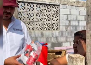 ALCALDE DE REYNOSA REPARTE DORITOS Y COCAS A DAMNIFICADOS POR INUNDACIONES; ‘NO SOY DIOS’ RESPONDE CARLOS PEÑA ORTIZ ANTE SOLICITUDES DE APOYO.