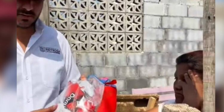 ALCALDE DE REYNOSA REPARTE DORITOS Y COCAS A DAMNIFICADOS POR INUNDACIONES; 'NO SOY DIOS' RESPONDE CARLOS PEÑA ORTIZ ANTE SOLICITUDES DE APOYO. 1 ALCALDE DE REYNOSA REPARTE DORITOS Y COCAS A DAMNIFICADOS POR INUNDACIONES; ‘NO SOY DIOS’ RESPONDE CARLOS PEÑA ORTIZ ANTE SOLICITUDES DE APOYO.