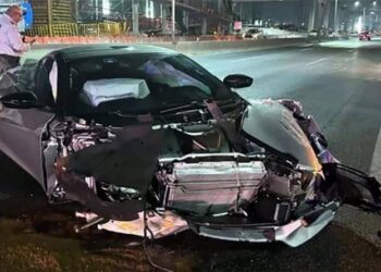 HACE PEDAZOS AUTO DEPORTIVO DE 3 MILLONES EN CONSTITUCIÓN; ABANDONAN LOTUS TRAS CHOCAR CON MURO Y SEÑALAMIENTO. 