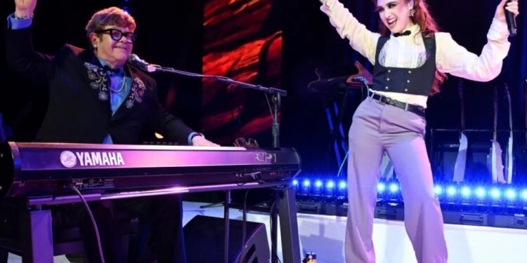 ELTON JOHN Y CHAPPELL ROAN CONMUEVEN CON DUETO EN EVENTO BENÉFICO 1 ELTON JOHN Y CHAPPELL ROAN CONMUEVEN CON DUETO EN EVENTO BENÉFICO