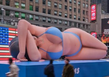 KIM KARDASHIAN SORPRENDE TIMES SQUARE CON UN INFLABLE GIGANTE