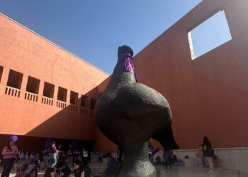 LUCE PALOMA DE MARCO PAÑUELO MORADO EN EL 8M; SE SOLIDARIZA MUSEO CON LUCHA POR LOS DERECHOS DE LAS MUJERES.