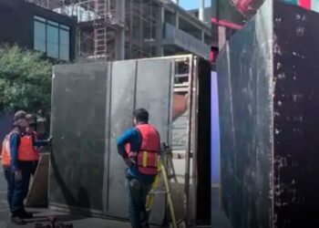 PROTEGEN EDIFICIOS Y ESTACIONES DEL METRO PREVIO A MARCHA DEL 8 M; COLOCAN MADERAS EN PAREDES, VENTANAS Y ESTRUCTURAS.