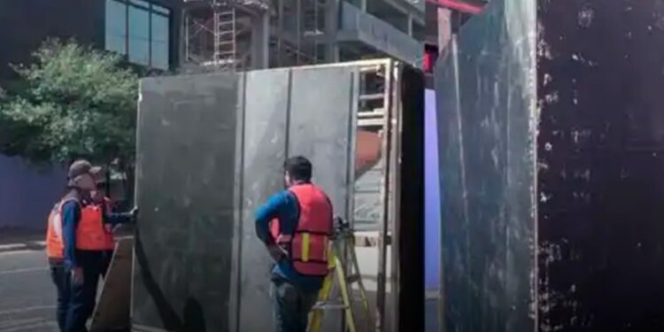 PROTEGEN EDIFICIOS Y ESTACIONES DEL METRO PREVIO A MARCHA DEL 8 M; COLOCAN MADERAS EN PAREDES, VENTANAS Y ESTRUCTURAS. 1 PROTEGEN EDIFICIOS Y ESTACIONES DEL METRO PREVIO A MARCHA DEL 8 M; COLOCAN MADERAS EN PAREDES, VENTANAS Y ESTRUCTURAS.