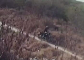 CAPTAN CÁMARAS INCENDIOS PROVOCADOS EN GARCÍA; EXHIBE SAMUEL A HOMBRE PRENDIENDO FUEGO Y ESTACAS CON GASOLINA