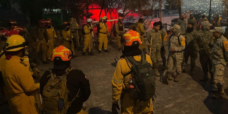 AVANZAN LABORES PARA SOFOCAR INCENDIO EN EL CERRO DEL TOPO CHICO 1 AVANZAN LABORES PARA SOFOCAR INCENDIO EN EL CERRO DEL TOPO CHICO