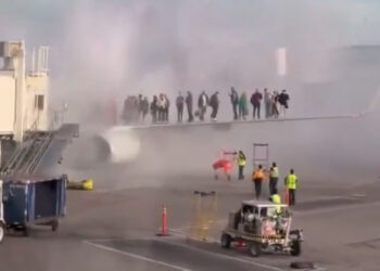NUEVO ACCIDENTE CON AVIÓN EN ESTADOS UNIDOS; AHORA SE INCENDIA AERONAVE DE AMERICAN AIRLINES EN AEROPUERTO DE DENVER Y EVACUAN A PASAJEROS