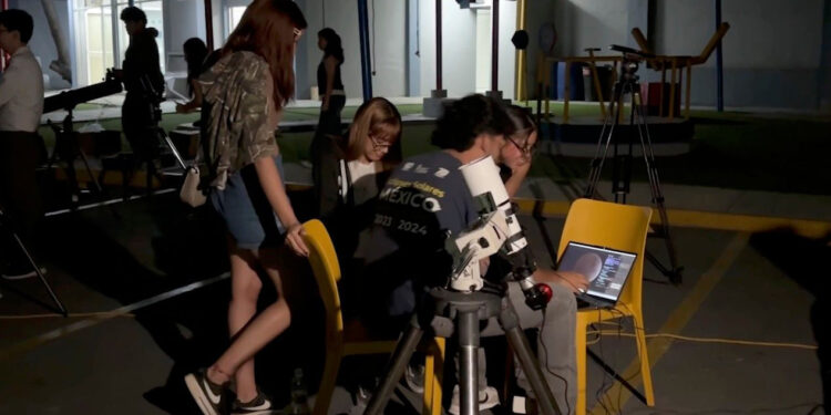 DISFRUTAN ECLIPSE LUNAR EN OBSERVATORIO DE LA UANL; ACUDEN CIENTOS A PRESENCIAR FENÓMENO DE LUNA ROJIZA 1 DISFRUTAN ECLIPSE LUNAR EN OBSERVATORIO DE LA UANL; ACUDEN CIENTOS A PRESENCIAR FENÓMENO DE LUNA ROJIZA