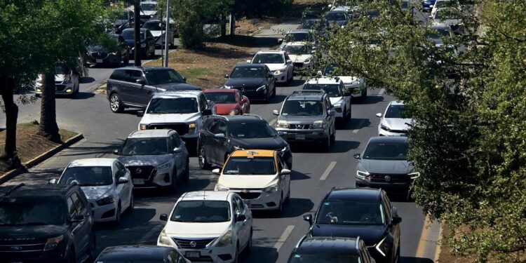 AGARRAN REGIOS CARRETERA; SATURAN SALIDAS HACIA EL SUR DURANTE FIN DE SEMANA LARGO POR PUENTE