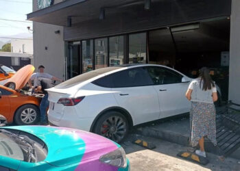 SE METE A STARBUCKS ¡CON TODO Y TESLA!; CONFUNDE HOMBRE PEDALES E INGRESA A CAFETERÍA A BORDO DE SU VEHÍCULO