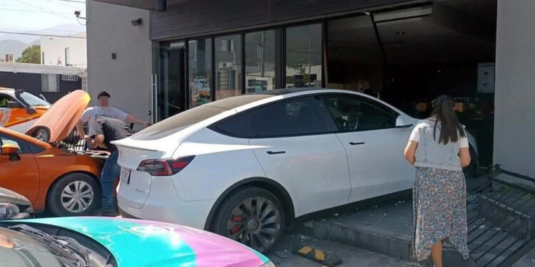 SE METE A STARBUCKS ¡CON TODO Y TESLA!; CONFUNDE HOMBRE PEDALES E INGRESA A CAFETERÍA A BORDO DE SU VEHÍCULO 1 SE METE A STARBUCKS ¡CON TODO Y TESLA!; CONFUNDE HOMBRE PEDALES E INGRESA A CAFETERÍA A BORDO DE SU VEHÍCULO