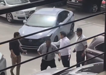 INTENTO POR ‘AGANDALLAR’ ESTACIONAMIENTO TERMINA EN PLEITO A GOLPES EN PLAZA COMERCIAL DE SAN PEDRO