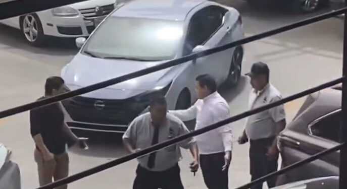 INTENTO POR ‘AGANDALLAR’ ESTACIONAMIENTO TERMINA EN PLEITO A GOLPES EN PLAZA COMERCIAL DE SAN PEDRO