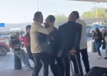 ‘¡DAME LA CARA!’; CONFRONTA EMPRESARIO A JAVIER CORRAL EN AEROPUERTO DE CHIHUAHUA