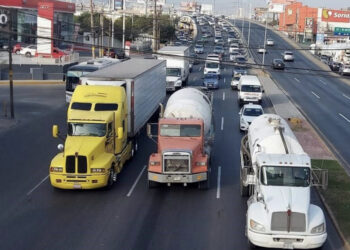 SACA SAMUEL TRÁILERES DEL ÁREA METROPOLITANA; FIRMA GOBERNADOR ACUERDO PARA EVITAR EL PASO DE TRANSPORTE DE CARGA QUE TENGA OTRO DESTINO 4 SACA SAMUEL TRÁILERES DEL ÁREA METROPOLITANA; FIRMA GOBERNADOR ACUERDO PARA EVITAR EL PASO DE TRANSPORTE DE CARGA QUE TENGA OTRO DESTINO