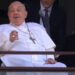 REAPARECE EL PAPA FRANCISCO EN PÚBLICO TRAS SER DADO DE ALTA