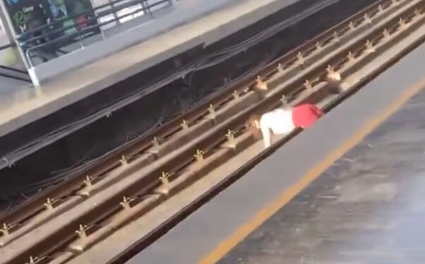 SE SALVA MUJER EN VÍAS DEL METRO