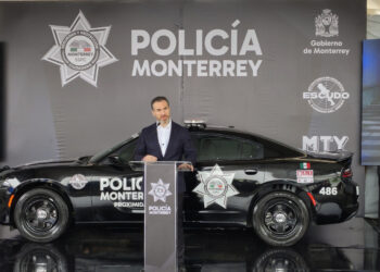 CAMBIAN -OOOTRA VEZ- IMAGEN DE POLICÍA Y TRÁNSITO DE MONTERREY; PINTA ADRIÁN PATRULLAS EN COLOR NEGRO