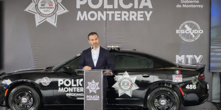 CAMBIAN -OOOTRA VEZ- IMAGEN DE POLICÍA Y TRÁNSITO DE MONTERREY; PINTA ADRIÁN PATRULLAS EN COLOR NEGRO