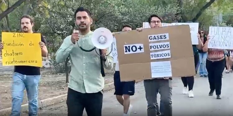 PROTESTAN VECINOS CONTRA ZINC NACIONAL; ACUSAN A EMPRESA DE SEGUIR OPERANDO PESE A CLAUSURA.
