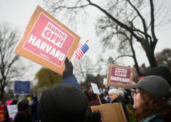 HARVARD PIERDE 2,200 MDD POR DESAFIAR A TRUMP