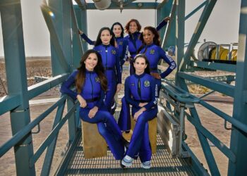 KATY PERRY VUELA AL ESPACIO Y VUELVE CON LÁGRIMAS Y FLORES