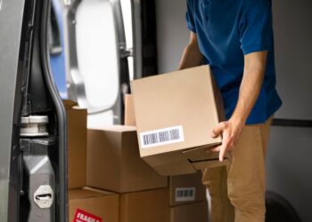 GUERRA COMERCIAL FRENA A GIGANTES DE LA MENSAJERÍA