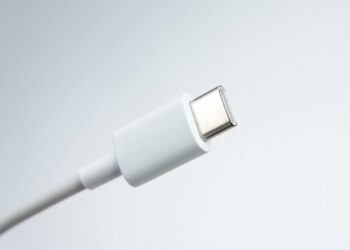 DESCONECTA TU CARGADOR: UN PEQUEÑO DESCUIDO PUEDE CAUSAR UN INCENDIO