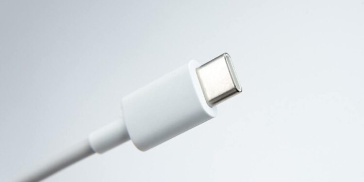 DESCONECTA TU CARGADOR: UN PEQUEÑO DESCUIDO PUEDE CAUSAR UN INCENDIO