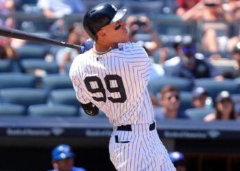 POLÉMICO BATAZO DE JUDGE; EL ÁRBITRO LO DECLARÓ FOUL, AUNQUE EL VIDEO DECÍA OTRA COSA