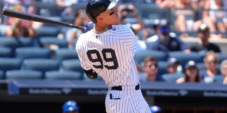 POLÉMICO BATAZO DE JUDGE; EL ÁRBITRO LO DECLARÓ FOUL, AUNQUE EL VIDEO DECÍA OTRA COSA