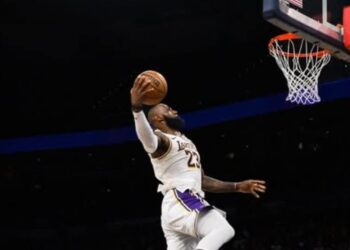 LEBRON APUNTA AJUSTES; LA DERROTA FUE UNA LLAMADA DE ATENCIÓN PARA LOS LAKERS
