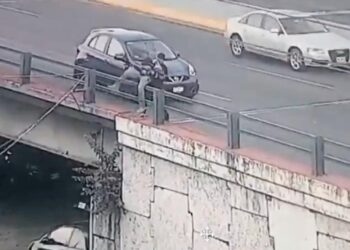 EVITA POLICÍA MINISTERIAL TRAGEDIA EN GONZALITOS; RESCATAN AGENTES A HOMBRE QUE INTENTABA TIRARSE DE UN PUENTE CON SU PERRO.