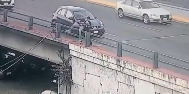 EVITA POLICÍA MINISTERIAL TRAGEDIA EN GONZALITOS; RESCATAN AGENTES A HOMBRE QUE INTENTABA TIRARSE DE UN PUENTE CON SU PERRO. 1 EVITA POLICÍA MINISTERIAL TRAGEDIA EN GONZALITOS; RESCATAN AGENTES A HOMBRE QUE INTENTABA TIRARSE DE UN PUENTE CON SU PERRO.