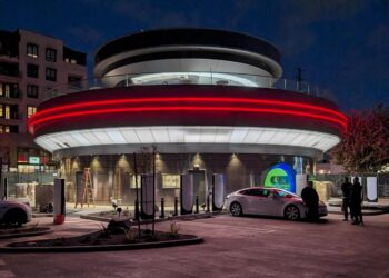 TESLA ENTRA EN CRISIS