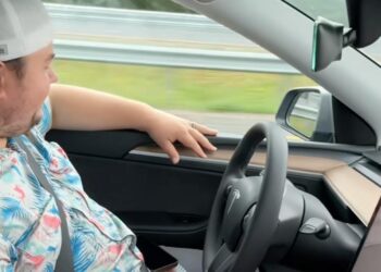 TESLA SORPRENDE AL LLEVARLO… ¡AL GIMNASIO!