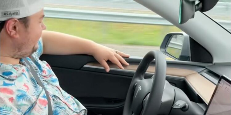 TESLA SORPRENDE AL LLEVARLO… ¡AL GIMNASIO!