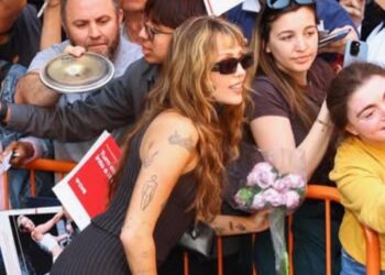 MILEY CYRUS SORPRENDE A FANS EN PARÍS