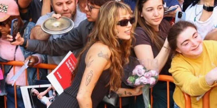 MILEY CYRUS SORPRENDE A FANS EN PARÍS 1 MILEY CYRUS SORPRENDE A FANS EN PARÍS