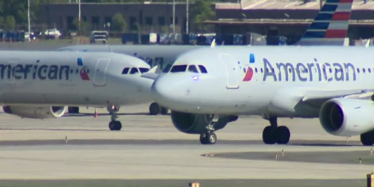 CAOS EN VUELO DE AA POR COMIDA Y UN PASAJERO INTENTÓ ENTRAR A LA CABINA 1 CAOS EN VUELO DE AA POR COMIDA Y UN PASAJERO INTENTÓ ENTRAR A LA CABINA