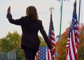 HARRIS ADVIERTE; ‘NO ME VOY A NINGÚN LADO’